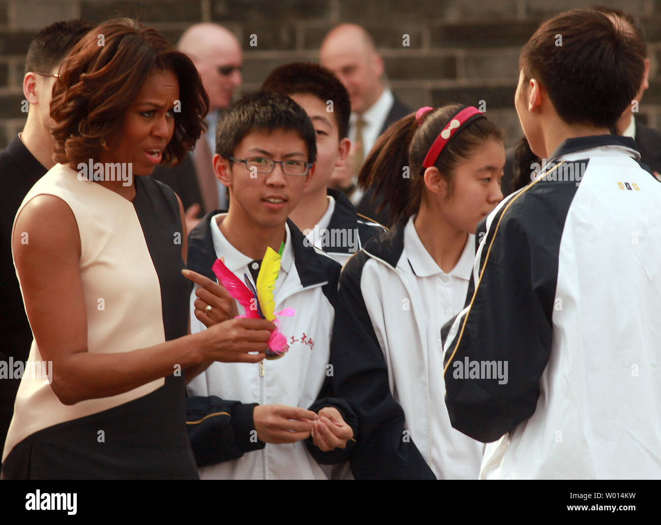 Première Dame des États-Unis Michelle Obama est titulaire d'un volant par les étudiants lors d'une visite à l'ancienne ville fortifiée de Xi'an, province du Shaanxi, le 24 mars 2014. UPI/Stephen Shaver Banque D'Images