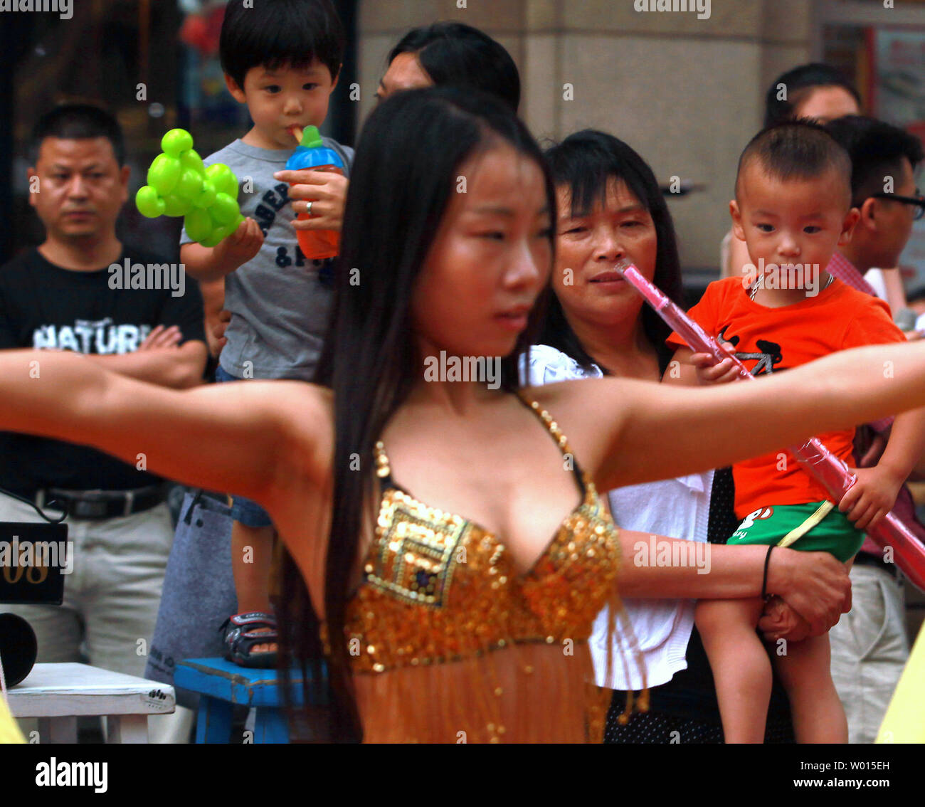 Une femme chinoise Danse du ventre devant un trottoir au soccer net World Cup party au centre-ville de Beijing, le 25 juin 2014. La fièvre de la Coupe du Monde a balayé la capitale de la Chine malgré le pays de ne pas se qualifier pour le tournoi. UPI/Stephen Shaver Banque D'Images