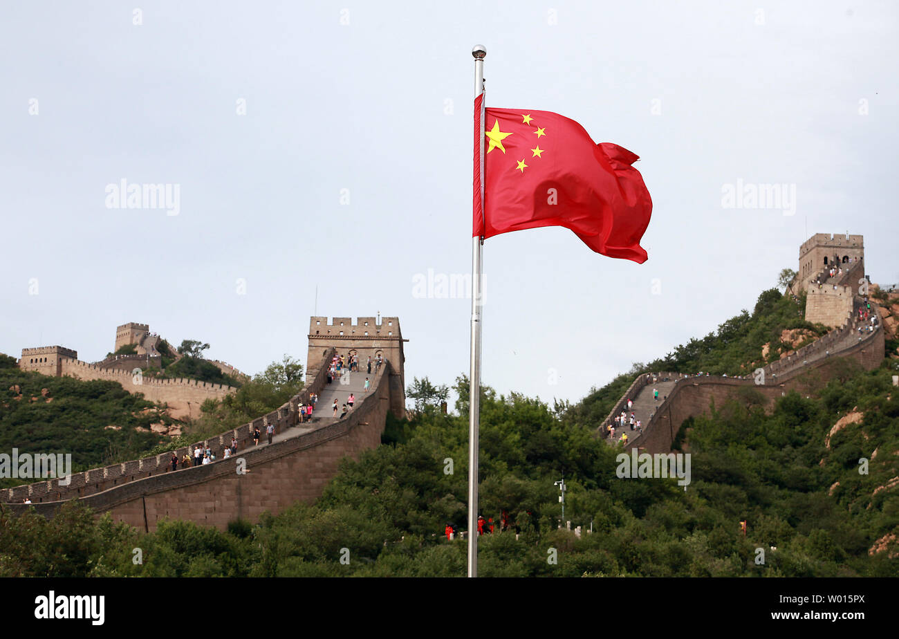 Les touristes chinois et étrangers visiter la section de Badaling de la Grande Muraille de Chine à l'extérieur de Beijing le 8 juillet 2014. La Grande Muraille est considéré comme l'un des merveilles d'ingénierie et attire des centaines de milliers de touristes chaque année. La région la plus célèbre de la Grande Muraille de Badaling est, qui a été visité par des centaines de chefs d'état - dont le premier a été homme d'État soviétique Klim Vorochilov en 1957. UPI/Stephen Shaver Banque D'Images