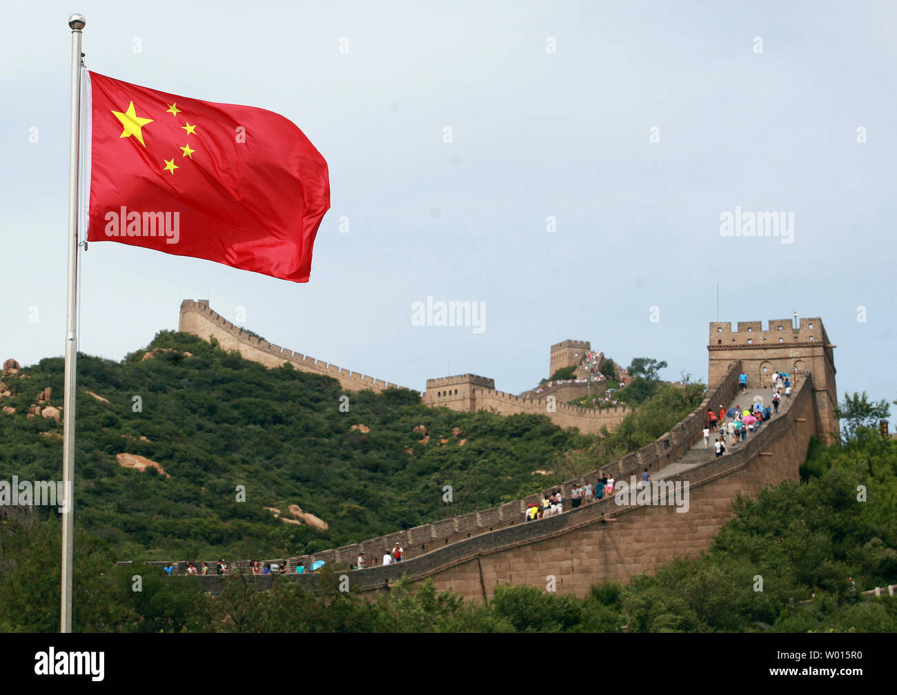 Les touristes chinois et étrangers visiter la section de Badaling de la Grande Muraille de Chine à l'extérieur de Beijing le 8 juillet 2014. La Grande Muraille est considéré comme l'un des merveilles d'ingénierie et attire des centaines de milliers de touristes chaque année. La région la plus célèbre de la Grande Muraille de Badaling est, qui a été visité par des centaines de chefs d'état - dont le premier a été homme d'État soviétique Klim Vorochilov en 1957. UPI/Stephen Shaver Banque D'Images