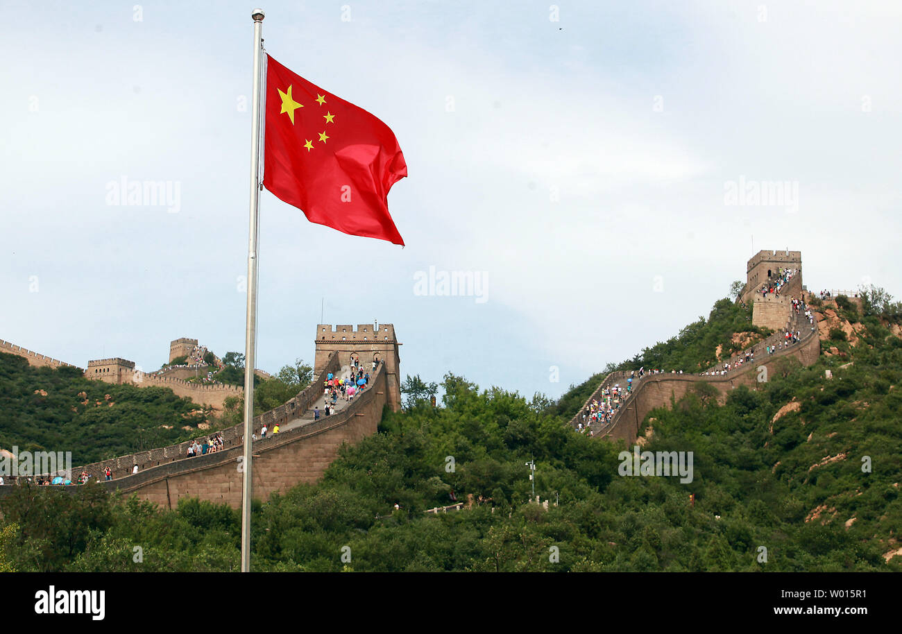 Les touristes chinois et étrangers visiter la section de Badaling de la Grande Muraille de Chine à l'extérieur de Beijing le 8 juillet 2014. La Grande Muraille est considéré comme l'un des merveilles d'ingénierie et attire des centaines de milliers de touristes chaque année. La région la plus célèbre de la Grande Muraille de Badaling est, qui a été visité par des centaines de chefs d'état - dont le premier a été homme d'État soviétique Klim Vorochilov en 1957. UPI/Stephen Shaver Banque D'Images