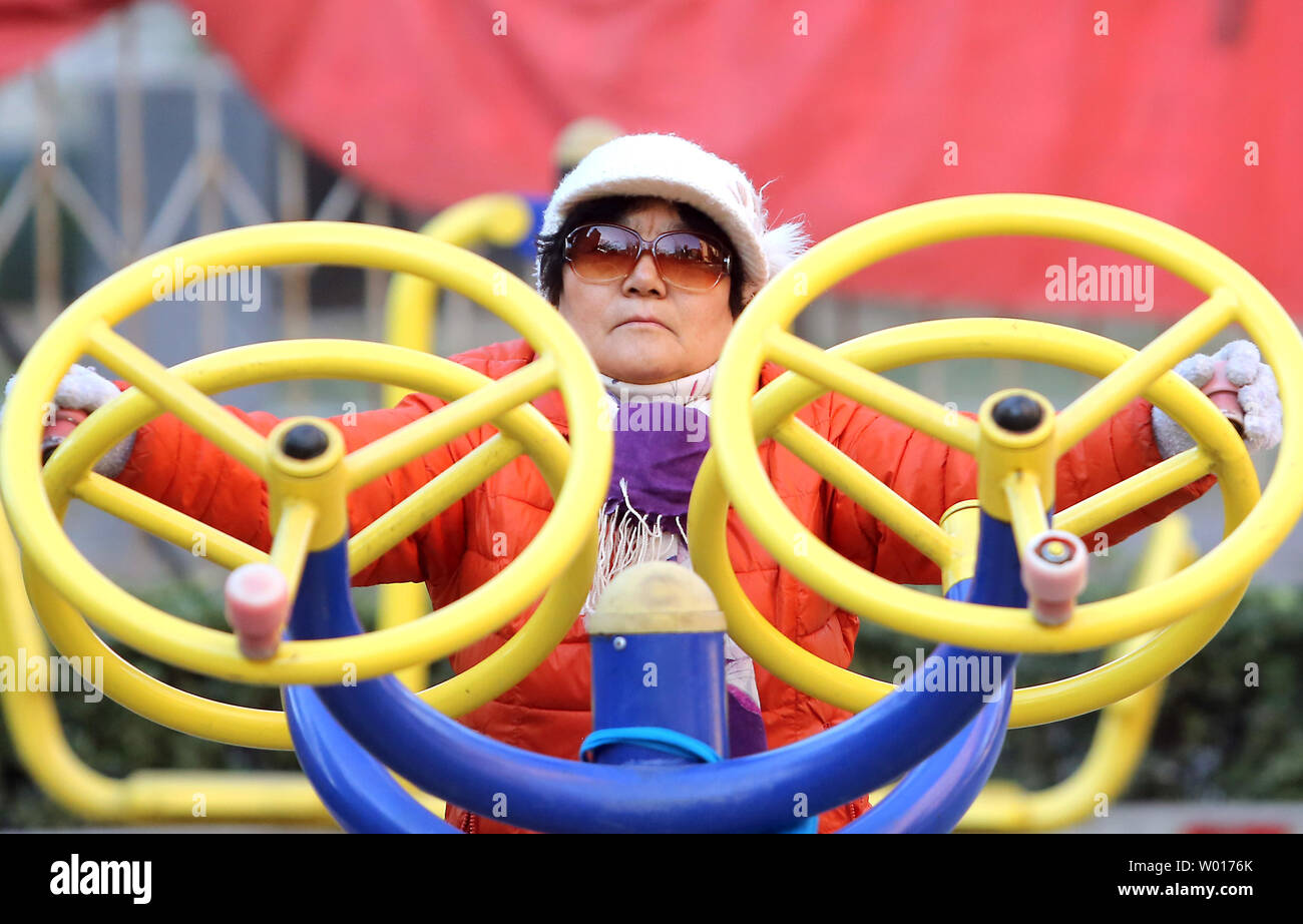 Une femme âgée s'exerce dans un parc à Pékin le 9 février 2015. Un nombre alarmant de personnes âgées Chinois souffrent de problèmes de santé ou de dépression, avec le système d'assurance peine à couvrir leurs frais médicaux ou, selon les médias d'état. La Chine avait autour de 165 millions de personnes âgées de plus de 60 ans à la fin de 2011, le vieillissement de la population la plus importante au monde. Photo par Stephen Shaver/UPI Banque D'Images