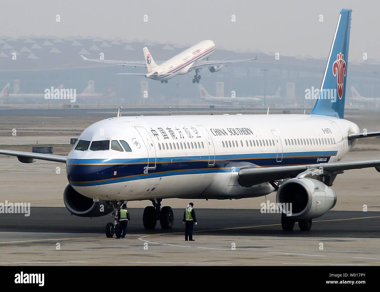 Avions chinois arrivent et partent à l'aéroport international de Beijing le 4 avril 2015. L'année dernière, plus de 100 millions de ressortissants chinois ont voyagé à l'étranger, et ce nombre devrait doubler d'ici 2020. Photo par Stephen Shaver/UPI Banque D'Images