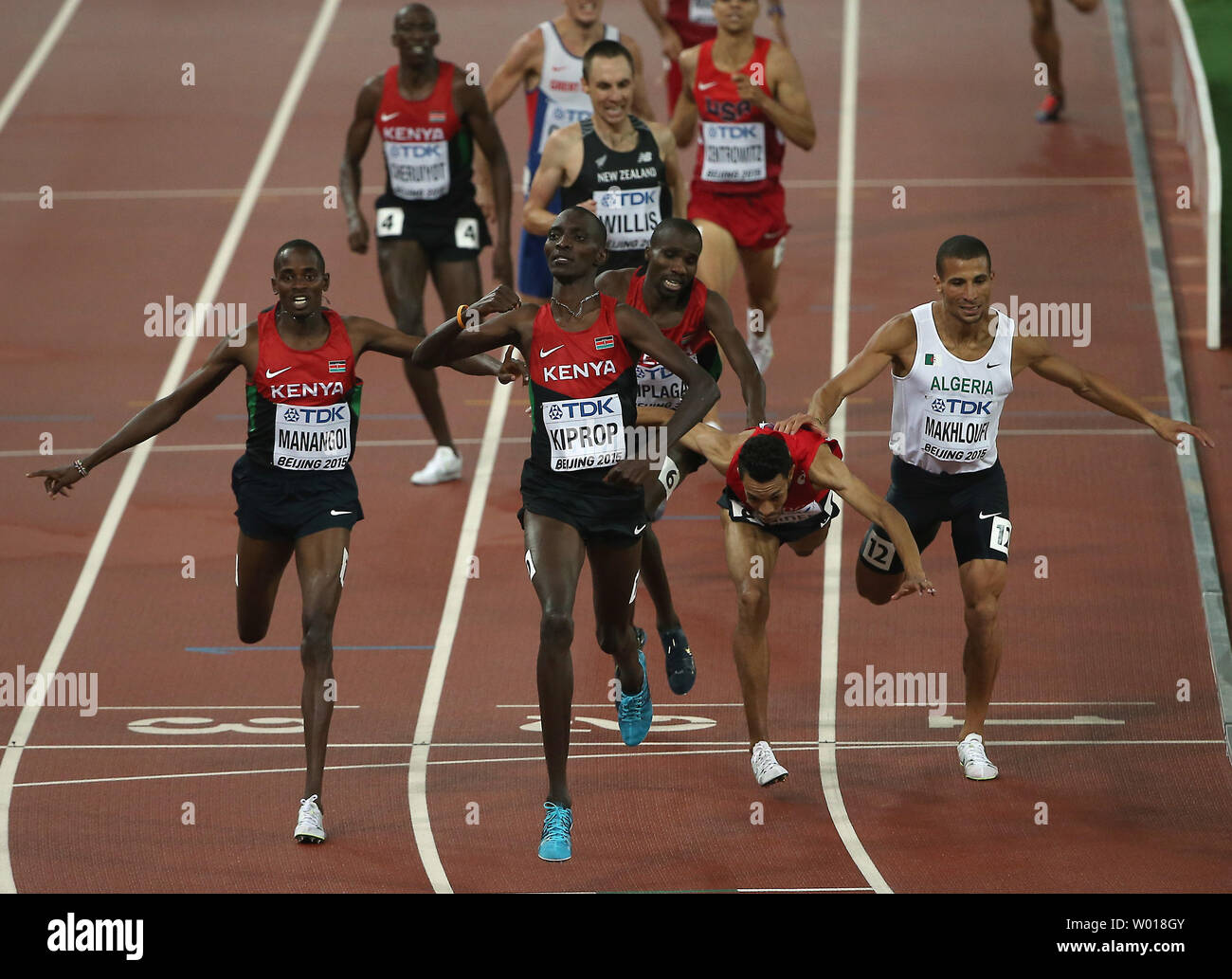 Asbel Kiprop du Kenya (Kenya) bat C'est Élie Motonei Manangoi (L), le Maroc est Abdalaati Iguider (2nd-R) et l'Algérie Taoufik Makhloufi dans le 1500 mètres à la finale des Championnats du monde de l'IAAF organisée par Pékin le 30 août 2015. Kiprop a remporté avec un temps de 3:34,40. suivi par Manangoi (3:34,63) et Iguider (3:34,67) finition en troisième. Photo par Stephen Shaver/UPI Banque D'Images