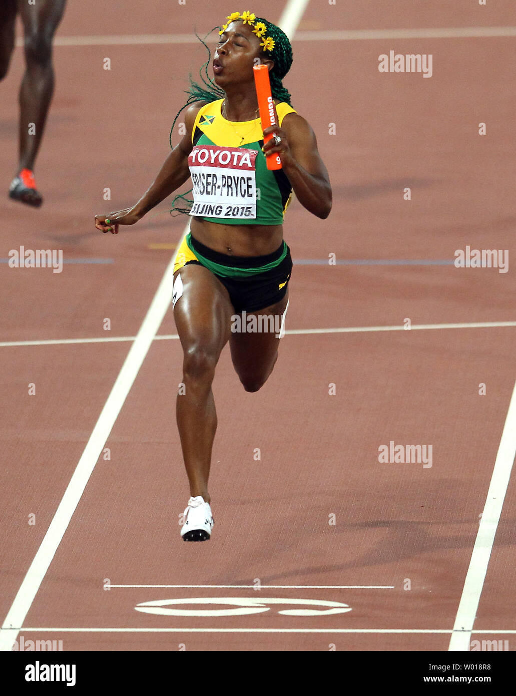 Shelly-Ann Fraser-Pryce la Jamaïque remporte la dernière étape du 4x100 mètres relais femmes finale aux Championnats du monde de l'IAAF organisée par Pékin le 29 août 2015. La Jamaïque a remporté avec un temps de 41,07 secondes, suivie par les États-Unis (41,68) et la Trinité-et-Tobago (42,03) dans le troisième. Photo par Stephen Shaver/UPI Banque D'Images