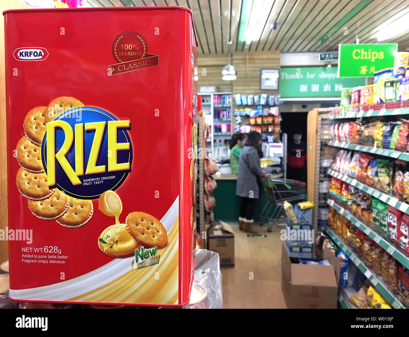 Un Chinois "Knock-off" de Nabisco's les craquelins Ritz a presque le même emballage de Nabisco's les craquelins Ritz et est vendu dans un magasin à Beijing le 9 novembre 2015. Des entreprises américaines de propriété intellectuelle (DPI), marques déposées et copyrights volées ou contrefaites par des sociétés chinoises demeure une question diplomatique et commerciale entre les deux pays les plus importants dans le monde. Photo par Stephen Shaver/UPI Banque D'Images