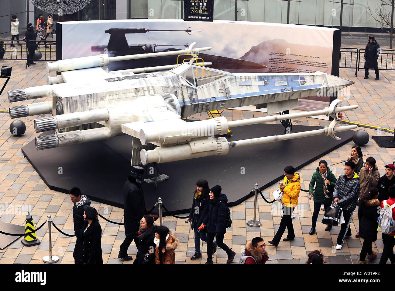 Les acheteurs chinois devant une réplique d'un Lego Star Wars X-Wing Fighter sur l'affichage à un centre commercial pour promouvoir la sortie prochaine du nouveau film de la guerre des étoiles à Pékin le 6 décembre 2015. La Chine est devenue l'un des marchés les plus importants d'Hollywood pour la sortie de films à succès. Photo par Stephen Shaver/UPI Banque D'Images