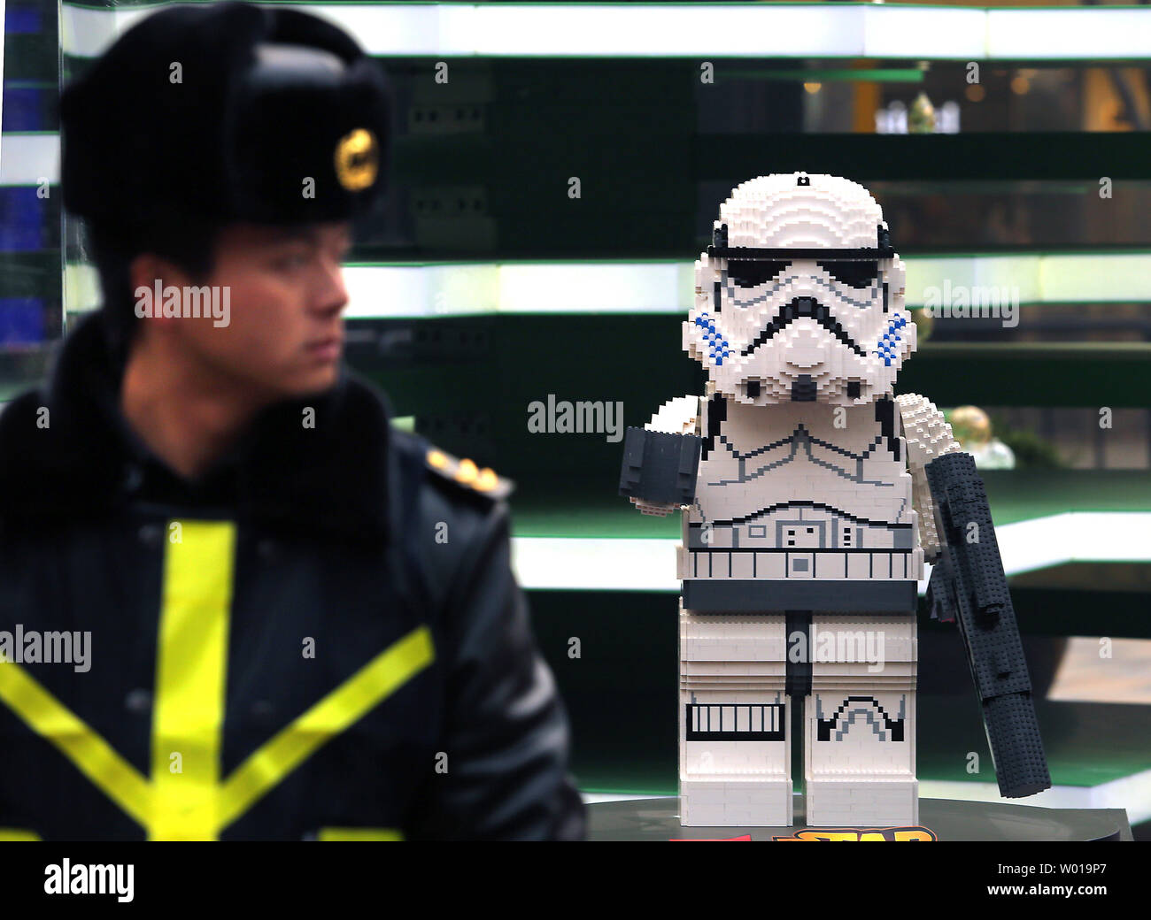 Un garde de sécurité chinois se trouve en face d'un Star Wars Lego affichage à un centre commercial pour promouvoir la sortie prochaine du nouveau film de la guerre des étoiles à Pékin le 6 décembre 2015. La Chine est devenue l'un des marchés les plus importants d'Hollywood pour la sortie de films à succès. Photo par Stephen Shaver/UPI Banque D'Images