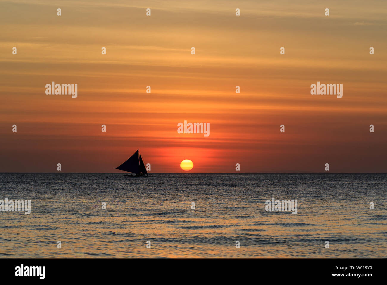 Saiboat traverser le coucher du soleil au crépuscule, je marchais lentement sur la plage blanche, apprécié l'incroyable île de la mer au coucher du soleil. Seulement un aperçu,J'ai vu ce s Banque D'Images