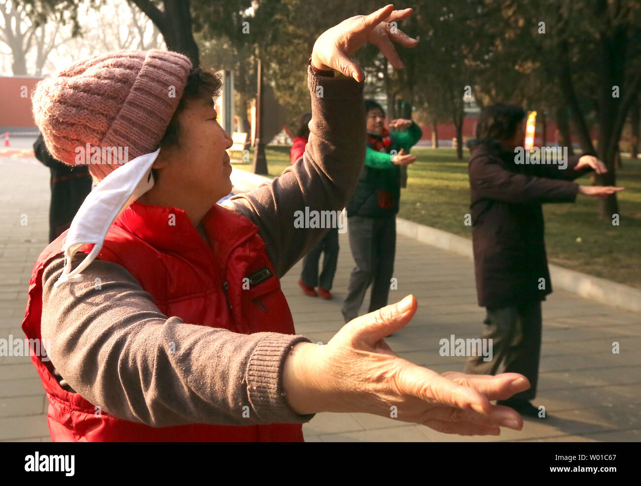 Les femmes chinoises âgées de l'exercice dans un parc dans le centre de Pékin, le 4 janvier 2017. Plus de 1 300 personnes âgées personnes disparaissent en Chine chaque jour, environ 500 000 $ par année, selon l'institut sous l'aide sociale Zhongmin le Ministère des affaires civiles. En 2030, le gouvernement a mis en garde La Chine auront le plus âgé de la population sur terre, avec plus de 410 millions de personnes de plus de 60 ans. Photo par Stephen Shaver/UPI Banque D'Images