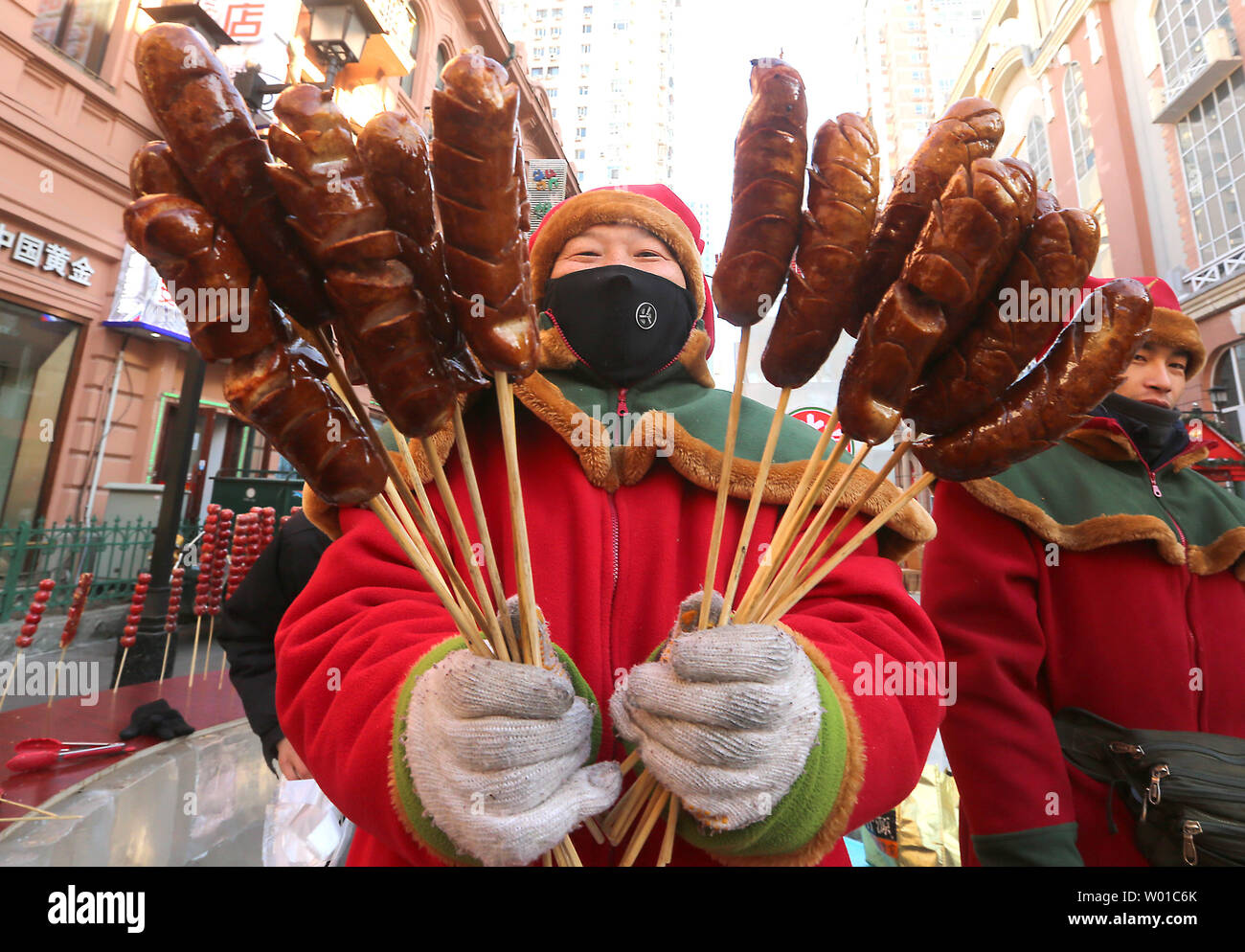 Cuisine chinoise un vendeur vend des saucisses à Harbin, capitale de la province du nord-est de la Chine, le 10 janvier 2017. Les dépenses touristiques de la Chine sera de plus de 865 milliards de dollars en 2017, selon l'agence de presse Xinhua. Photo par Stephen Shaver/UPI Photo Banque D'Images