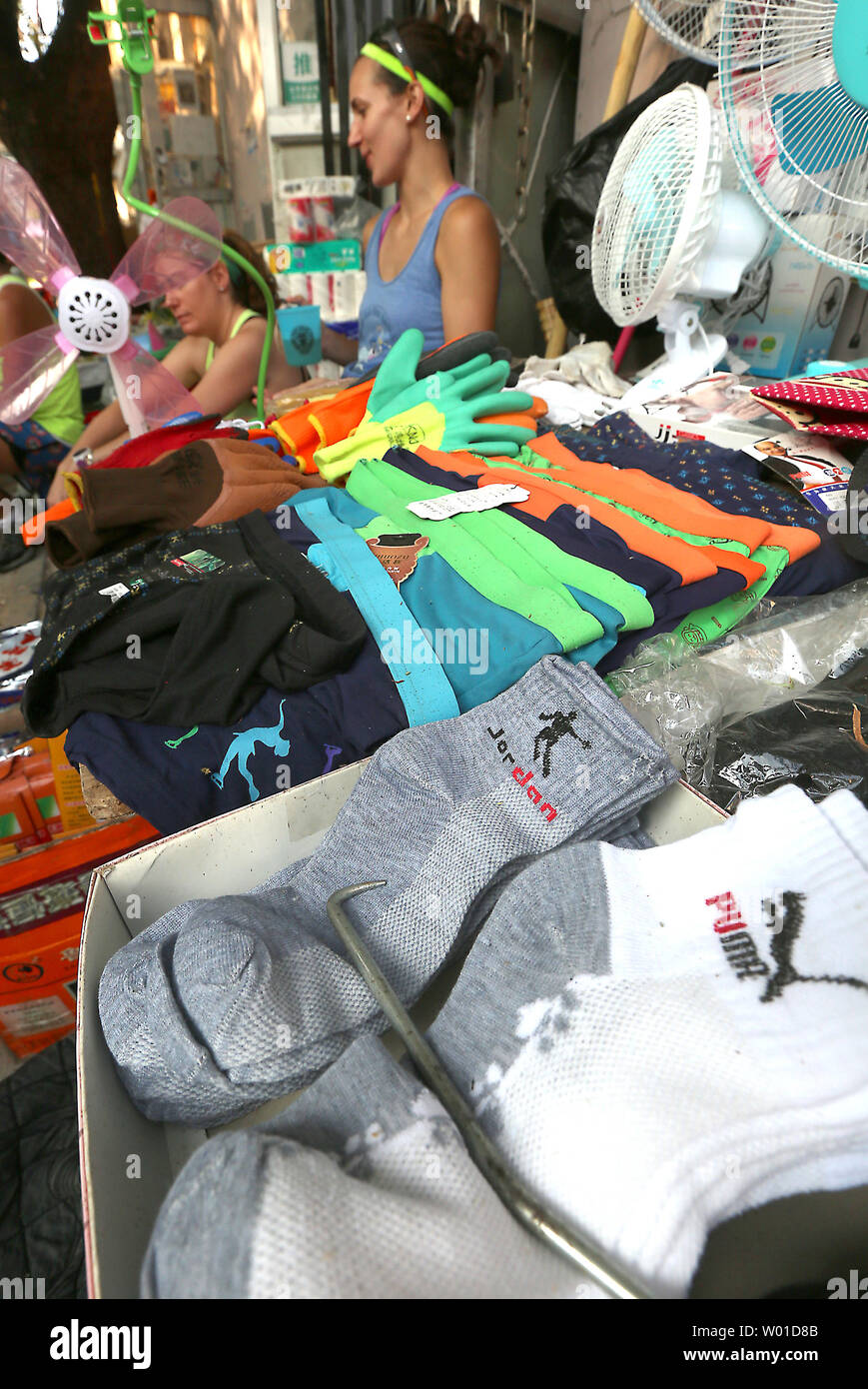 Faux Air Jordan et Puma chaussettes sont vendus dans une ruelle dans le centre-ville de Beijing le 30 juillet 2017. Droits de propriété intellectuelle (DPI) restent un problème épineux avec le gouvernement des États-Unis et de la Chine en raison de l'activité illégale à outrance la copie de grandes marques américaines et d'un manque d'application. Photo par Stephen Shaver/UPI Banque D'Images