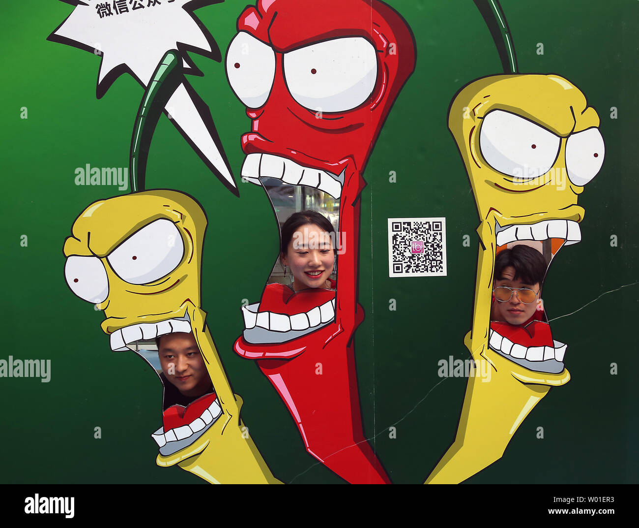 Chinese posent pour une photo à un aliment à Beijing le 22 avril 2018. Foires, Festivals et événements commencent à s'ouvrir chaque semaine dans la capitale de la Chine le printemps kicks-in et ciel bleu ont tendance à être plus fréquentes. Photo par Stephen Shaver/UPI Banque D'Images