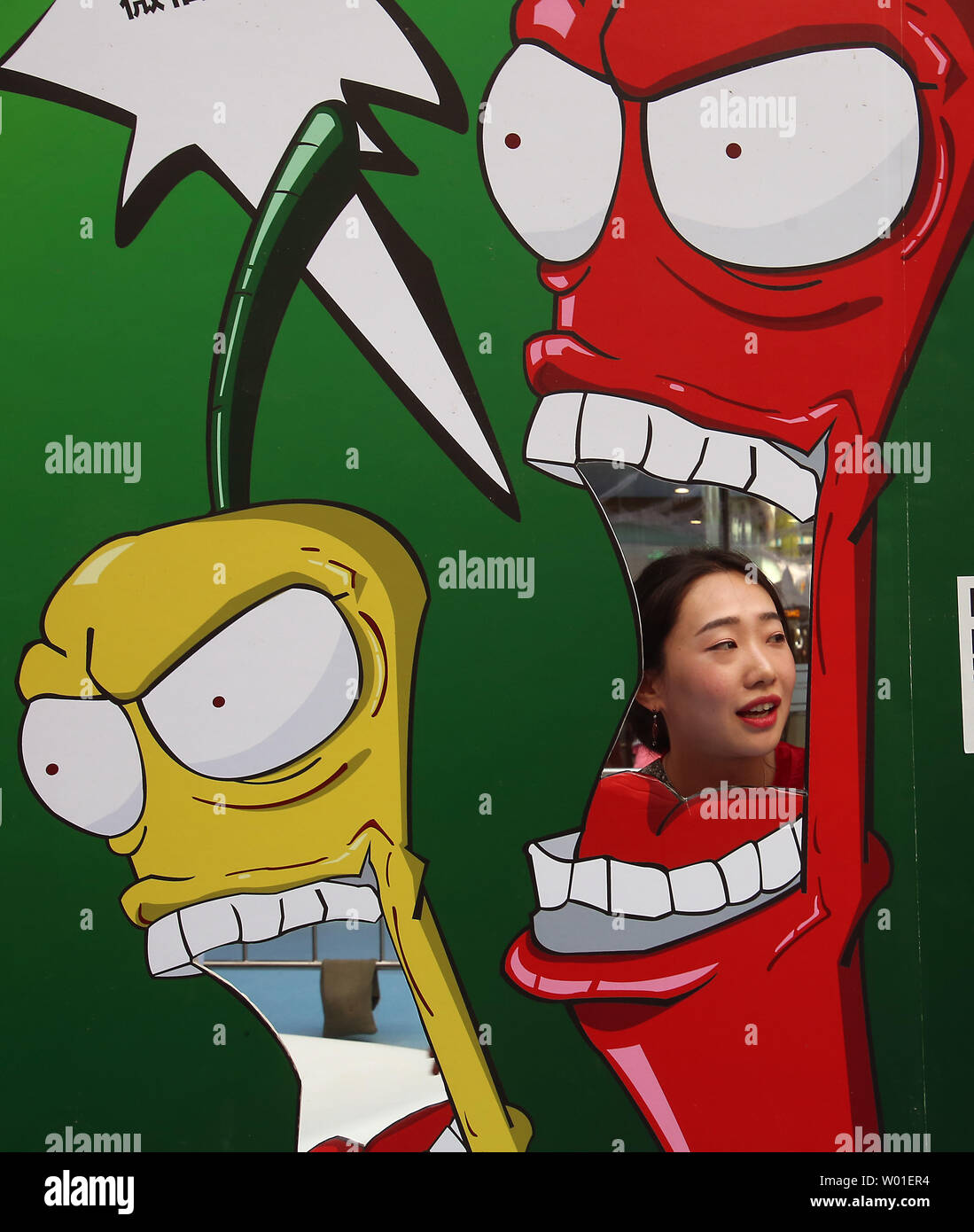 Une femme chinoise pose pour une photo à un aliment à Beijing le 22 avril 2018. Foires, Festivals et événements commencent à s'ouvrir chaque semaine dans la capitale de la Chine le printemps kicks-in et ciel bleu ont tendance à être plus fréquentes. Photo par Stephen Shaver/UPI Banque D'Images