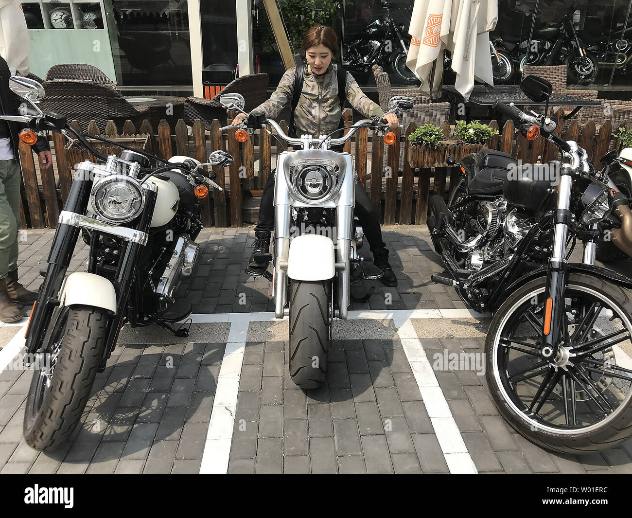 Chinese découvrez les Harely-Davidson motos à un showroom à Beijing le 6 mai 2018. La Chine a indiqué la célèbre American Motorcycle Company en tant que cible de représailles possibles pour les tarifs douaniers réciproques. Photo par Stephen Shaver/UPI Banque D'Images