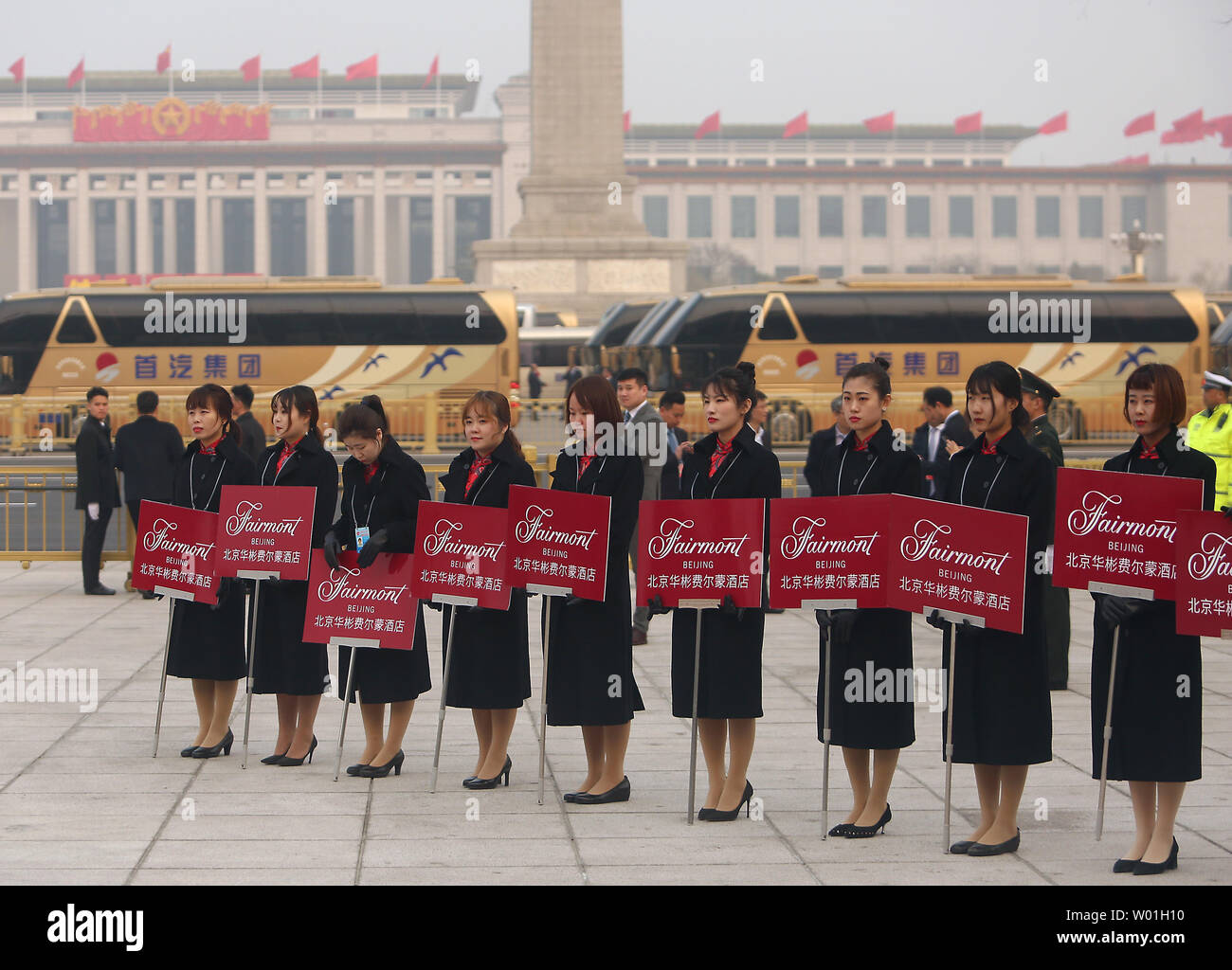 Hôtesses chinois attendre que les délégués à la fin de la 13e Conférence consultative politique du peuple chinois (CCPPC) dans le Grand Hall du Peuple à Beijing, le 3 mars 2019. Haut de la Chine organe consultatif politique a commencé sa session annuelle, lever de rideau d'une saison clé dans le calendrier politique du pays. Photo par Stephen Shaver/UPI Banque D'Images