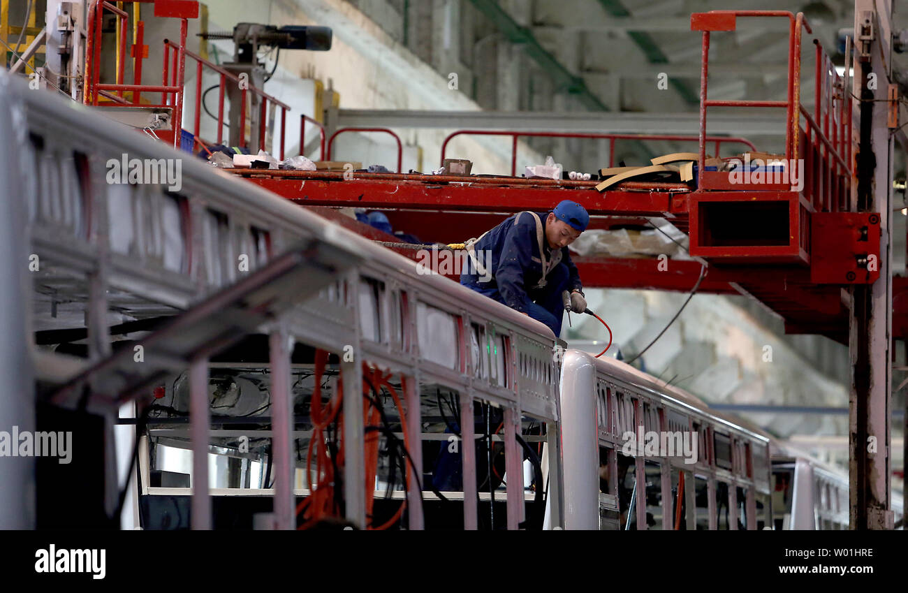 China's Foton AUV autobus électriques sont construites sur une ligne de montage à leur usine près de Beijing le 24 avril 2019. AUV Foton pur Bus autobus électriques, autobus hybrides et les autobus GNL aident capitale de la Chine de réduire sa pollution de l'air malsain notoirement avec près de 10 000 au sein de la ville. Photo par Stephen Shaver/UPI Banque D'Images