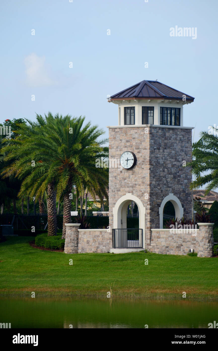 Belle vue sur la Tour de l'horloge et de belles œuvres de jardinage Banque D'Images