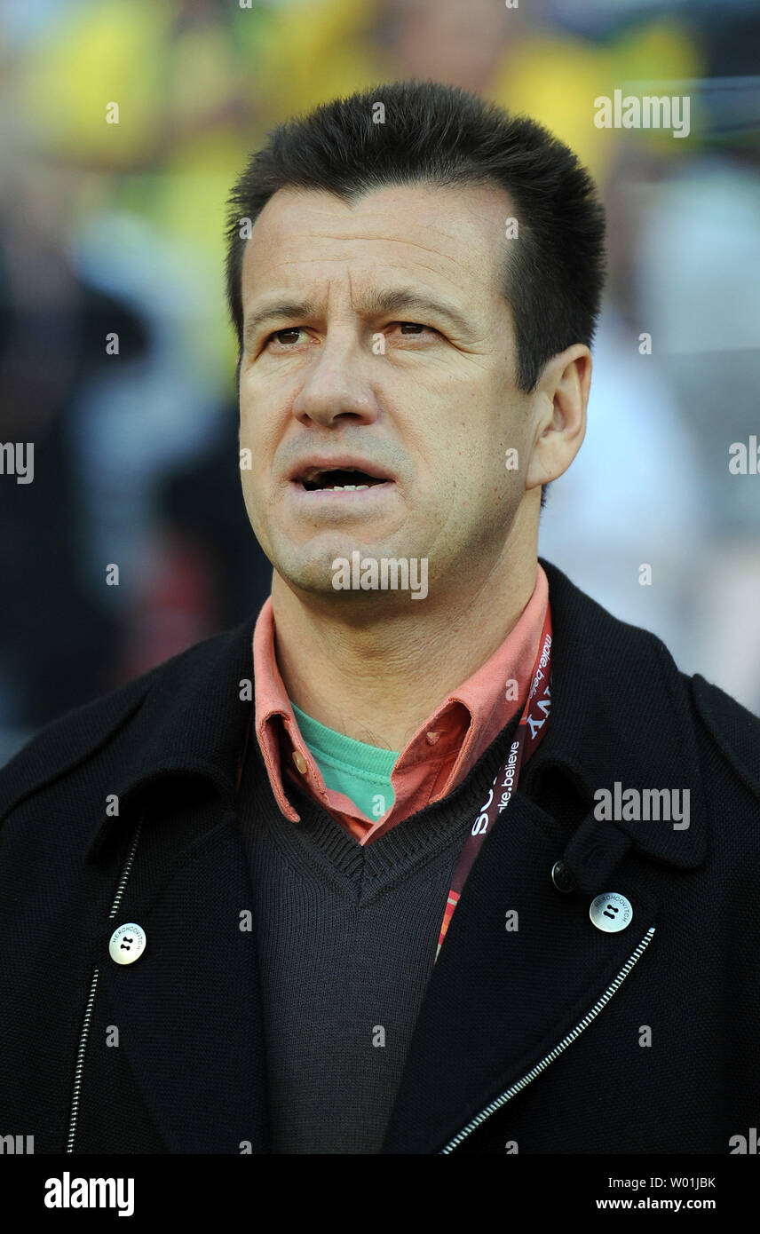 Manager Brésil Dunga ne regarde la FIFA World Cup match de quart de finale à la Nelson Mandela Bay Stadium à Port Elizabeth, Afrique du Sud le 2 juillet 2010. La France a battu le Brésil 2-1. UPI/Chris Brunskill Banque D'Images