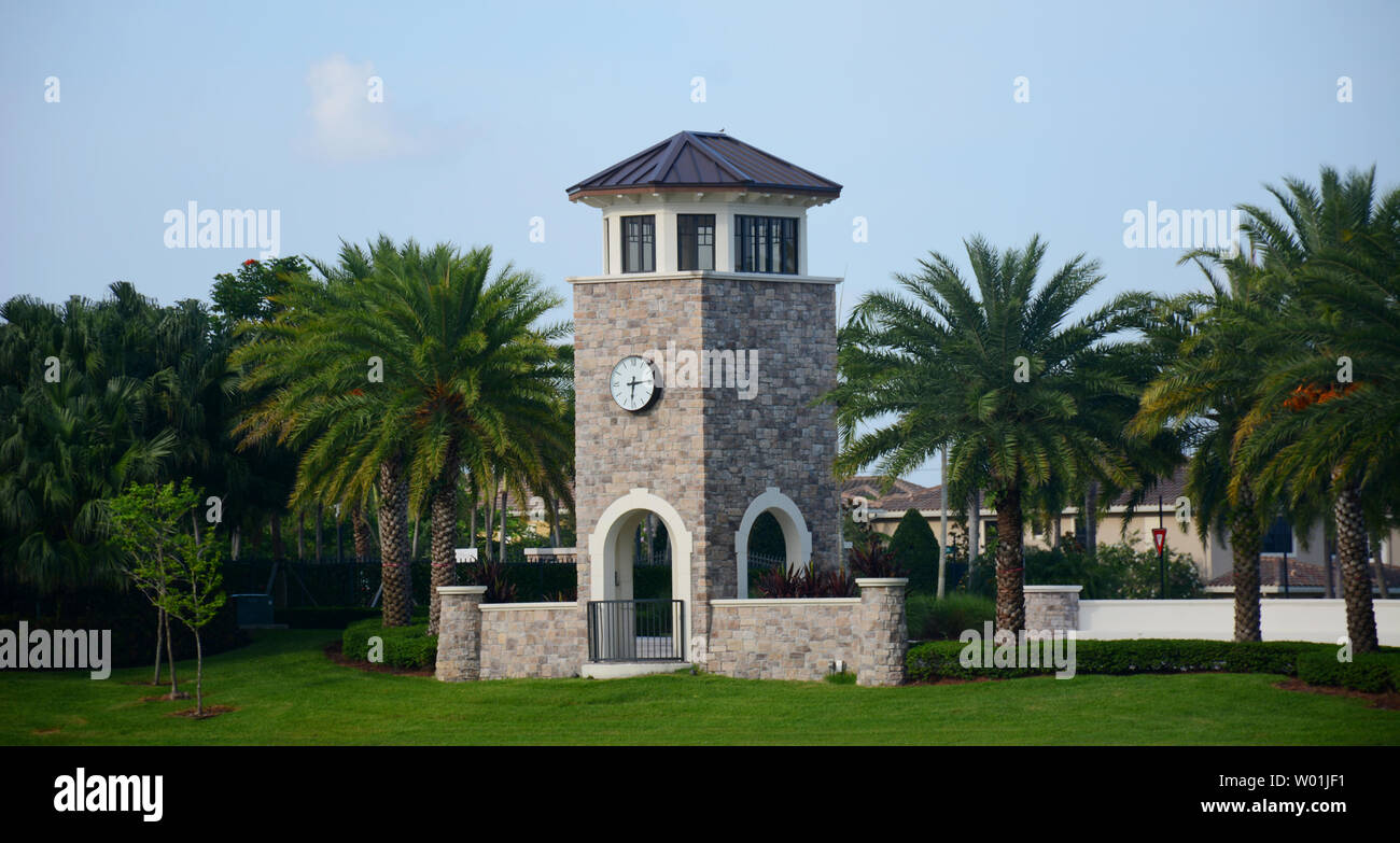Belle vue sur la Tour de l'horloge et de belles œuvres de jardinage Banque D'Images