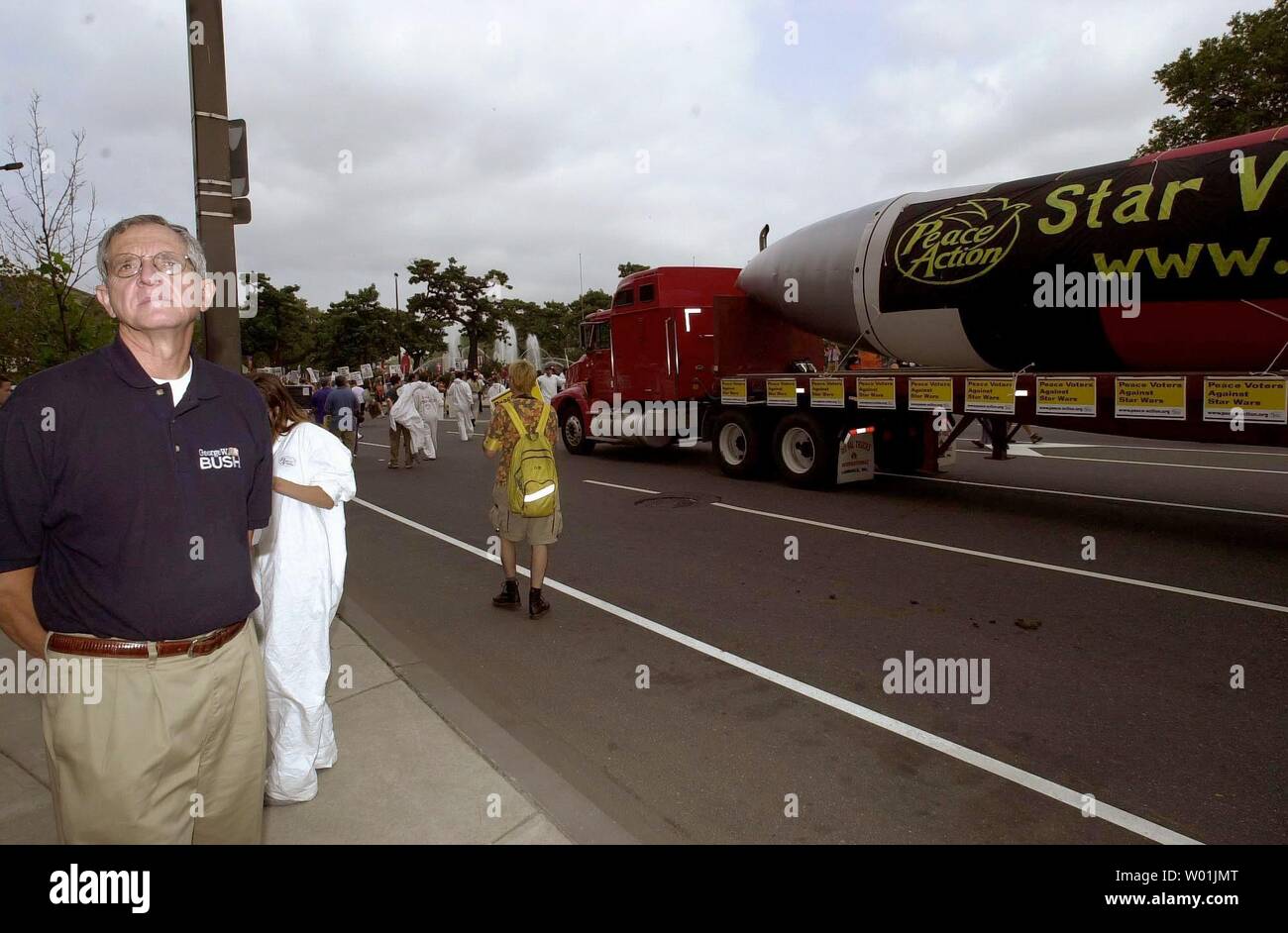 PHI2000073009 - Philadelphie, Pennsylvanie, USA : 30 juillet, 2000.Jack Webb de Houston au Texas un sportif George W. Bush montres polo une maquette de missile au cours de l'année 2000 par l'unité mars comme ils ont la tête à l'ouest sur la Benjamin Franklin Parkway à Philadelphie, Pennsylvanie, USA. cc/ja/Jon Adams UPI Banque D'Images