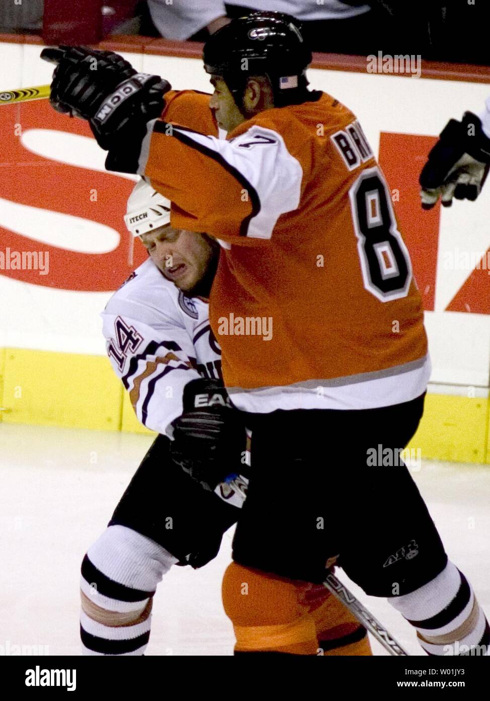 Les Flyers' Donald Brashear (87) entre en collision avec les Oilers' Raffi Torres (14) comme les hôtes Philadelphie Edmonton en une soirée jeu au Wachovia Center de Philadelphie, le 10 janvier 2004. (JON ADAMS/UPI) Banque D'Images