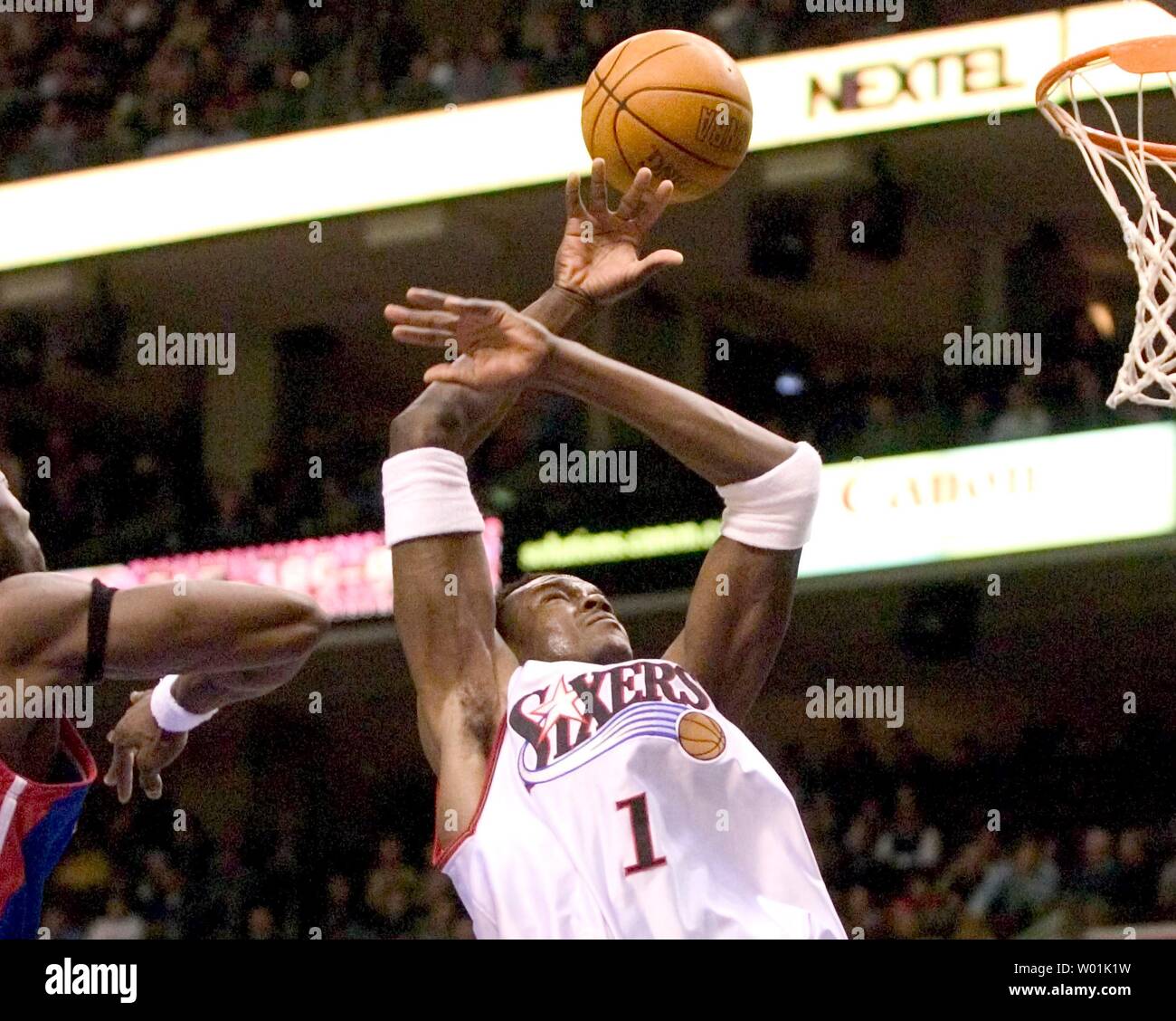 Les 76ers' Festival International (1) perd le rebond sous le piston's net comme hôtes Philadelphie Detroit dans une soirée jeu au Wachovia Center de Philadelphie, le 23 février 2004. (UPI PHOTO/ JON ADAMS) Banque D'Images