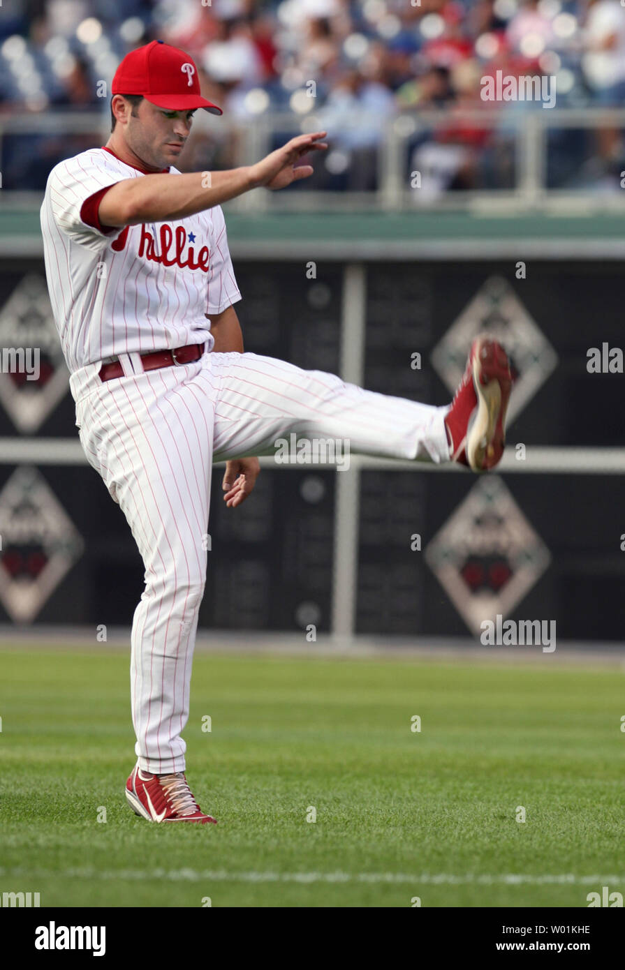 Le voltigeur de Philadelpia David Dellucci ne certains coups à lâcher sur le terrain avant l'Phillies-New jeu Mets de New York au Citizen's Bank Park à Philadelphie le 14 août 2006. (Photo d'UPI/John Anderson) Banque D'Images