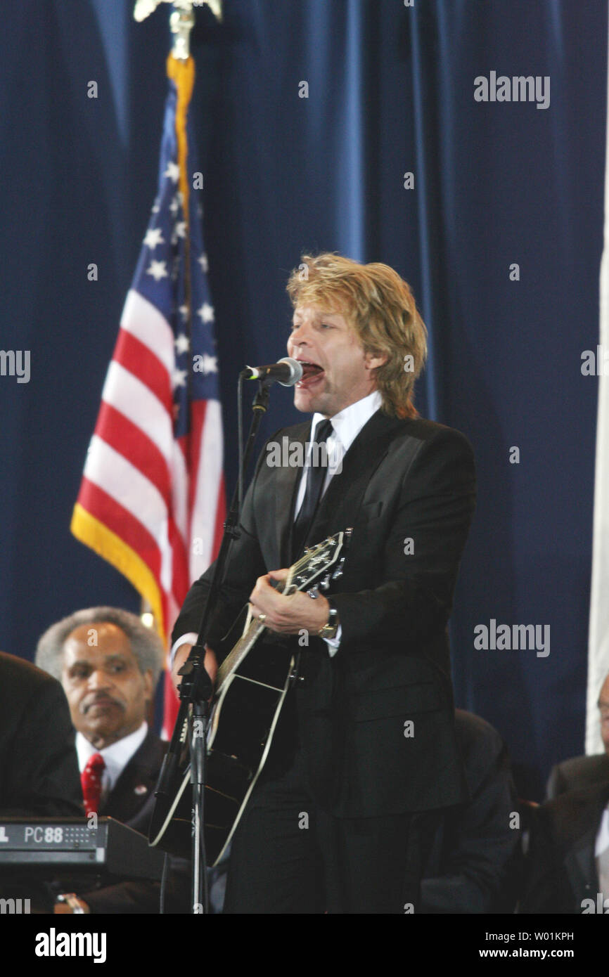 Chanteur Rock Jon Bon Jovi effectue après l'ancien président George H. W. Bush et Bill Clinton a reçu la Médaille de la liberté 2006 le 5 octobre 2006, à Philadelphie.Bon Jovi a ensuite présenté la ville de Philadelphie l'amour fraternel prix lors du gala la suivie de la remise des médailles. (Photo d'UPI/John Anderson) Banque D'Images