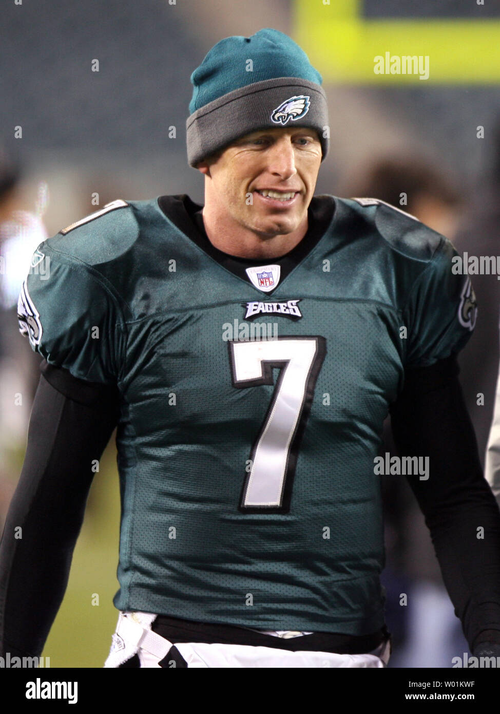 Remplacement des Philadelphia Eagles quarterback Jeff Garcia (7) a un sourire alors qu'il quitte le terrain après avoir vaincu les Panthers 27-24 au Lincoln Field à Philadelphie le 4 décembre 2006. Garcia a remplacé le quart-arrière Donovan McNabb réguliers qui ont subi une blessure au genou en fin de saison contre New York le mois dernier. (Photo d'UPI/John Anderson) Banque D'Images