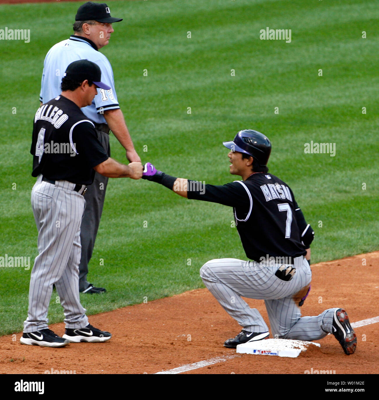 Rockies du Colorado l'entraîneur de troisième Mike Gallego félicite Kuzuo Matsui après qu'il s'étendait un lit dans une chambre triple au cours de leur 6e manche de la Ligue nationale avec les séries éliminatoires de la Division Phillies de Philadelphie à la Citizens Bank Park de Philadelphie le 4 octobre 2007. (Photo d'UPI/John Anderson) Banque D'Images