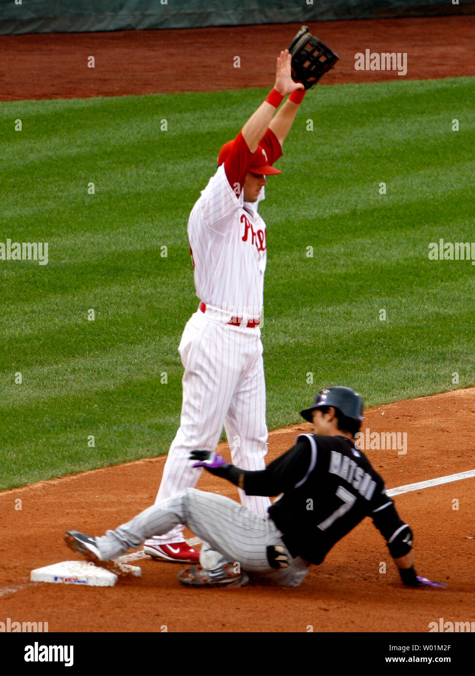 Phillies de Philadelphie de troisième but Wes Helmes signale à ne pas jeter le Colorado Rockies Kazuo Matsui étend son double en un triple au cours de leur 6e manche de Ligue nationale match divisionnaire à la Citizens Bank Park de Philadelphie le 4 octobre 2007. (Photo d'UPI/John Anderson) Banque D'Images