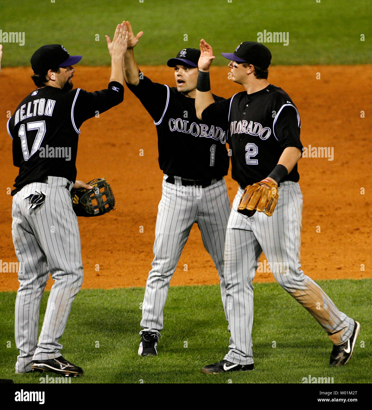 Colorado Rockies Todd Helton (17), Jamey Carroll (1) et Troy Tulowitzki (2) célèbrent leur victoire de 10-5 sur les Phillies de Philadelphie dans la deuxième division de la Ligue nationale match à la Citizens Bank Park de Philadelphie le 4 octobre 2007. (Photo d'UPI/John Anderson) Banque D'Images