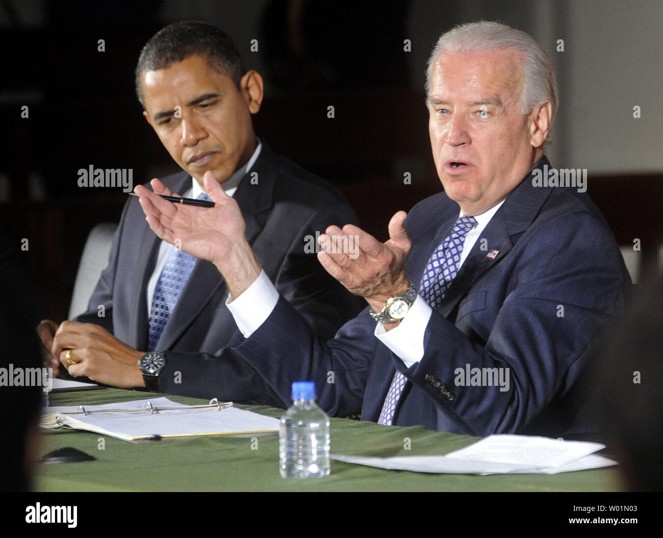 Vice-président élu Joe Biden (R) livre son allocution d'ouverture que le président élu Barack Obama écoute au cours d'une réunion de la National Governors Association au Palais des congrès à Philadelphie le 2 décembre 2008. Le groupe se réunit pour parler de la crise économique en cours. (UPI Photo/Kevin Dietsch) Banque D'Images