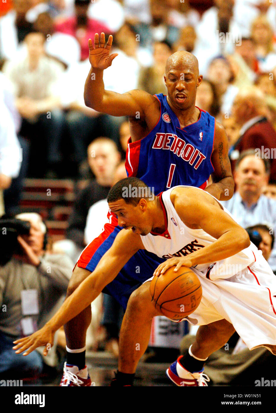 Philadelphia 76ers Andre Miller va vers le bas sur un genou alors qu'il conserve le contrôle de la balle de l'écran étanche des Detroit Pistons Chauncey Billups (1) durant la première moitié des Philadelphia 76ers-Detroit Pistons jouent en séries au Wachovia Center de Philadelphie le 25 avril 2008. (Photo d'UPI/John Anderson) Banque D'Images