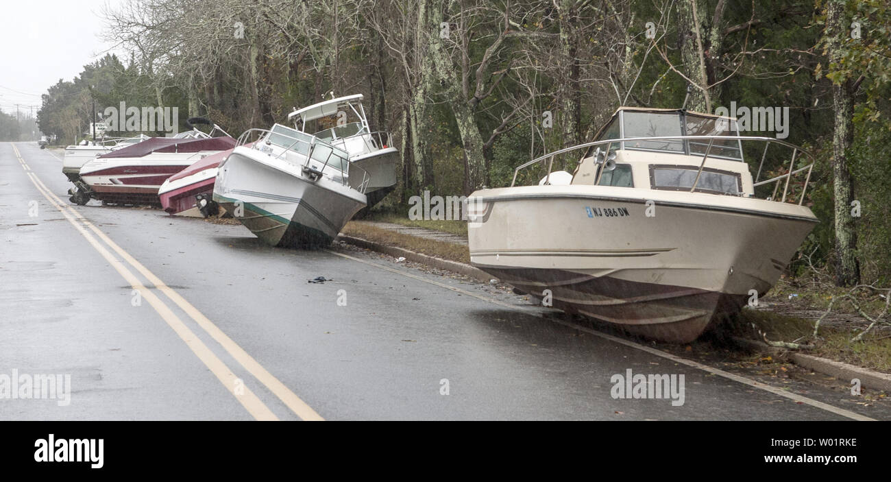 Les bateaux semblent être au volant après avoir été lavés jusqu'à proximité d'un port de plaisance dans la région de Tuckerton, New Jersey le 30 octobre 2012 après l'Ouragan Sandy a frappé la fin octobre 29, 2012. La tempête de catégorie 1 ont produit des vents de 90 milles à l'heure dans ce domaine du New Jersey. UPI/John Anderson Banque D'Images