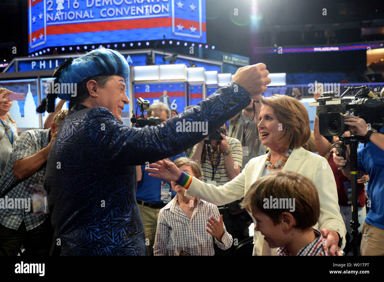 Stephen Colbert de "Late Show" sur CBS hugs Chef de la minorité de la Chambre, Nancy Pelosi, D-CA, au cours de rencontre pendant le tournage d'un sketch de son spectacle que les préparatifs se poursuivent au Wells Fargo Center pour la Convention Nationale Démocratique à Philadelphie, Pennsylvanie le Samedi, Juillet 24, 2016. La convention de quatre jours commence le lundi, 25 juillet, et il est prévu de nommer Hillary Clinton à la présidence des États-Unis. Photo de Pat Benic/UPI Banque D'Images