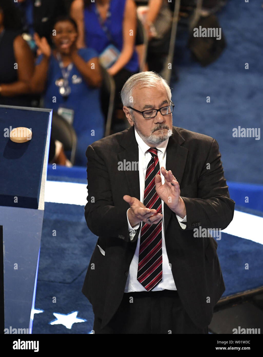 Ancien Rep Barney Frank du Massachusetts applaudit au cours de la Convention Nationale Démocratique à la Wells Fargo Center de Philadelphie, Pennsylvanie le 25 juillet 2016. Les délégués vont confirmer la nomination de Hillary Clinton et Tim Kaine comme le ticket démocrate pour l'élection de novembre. Photo de Mike Theiler/UPI Banque D'Images
