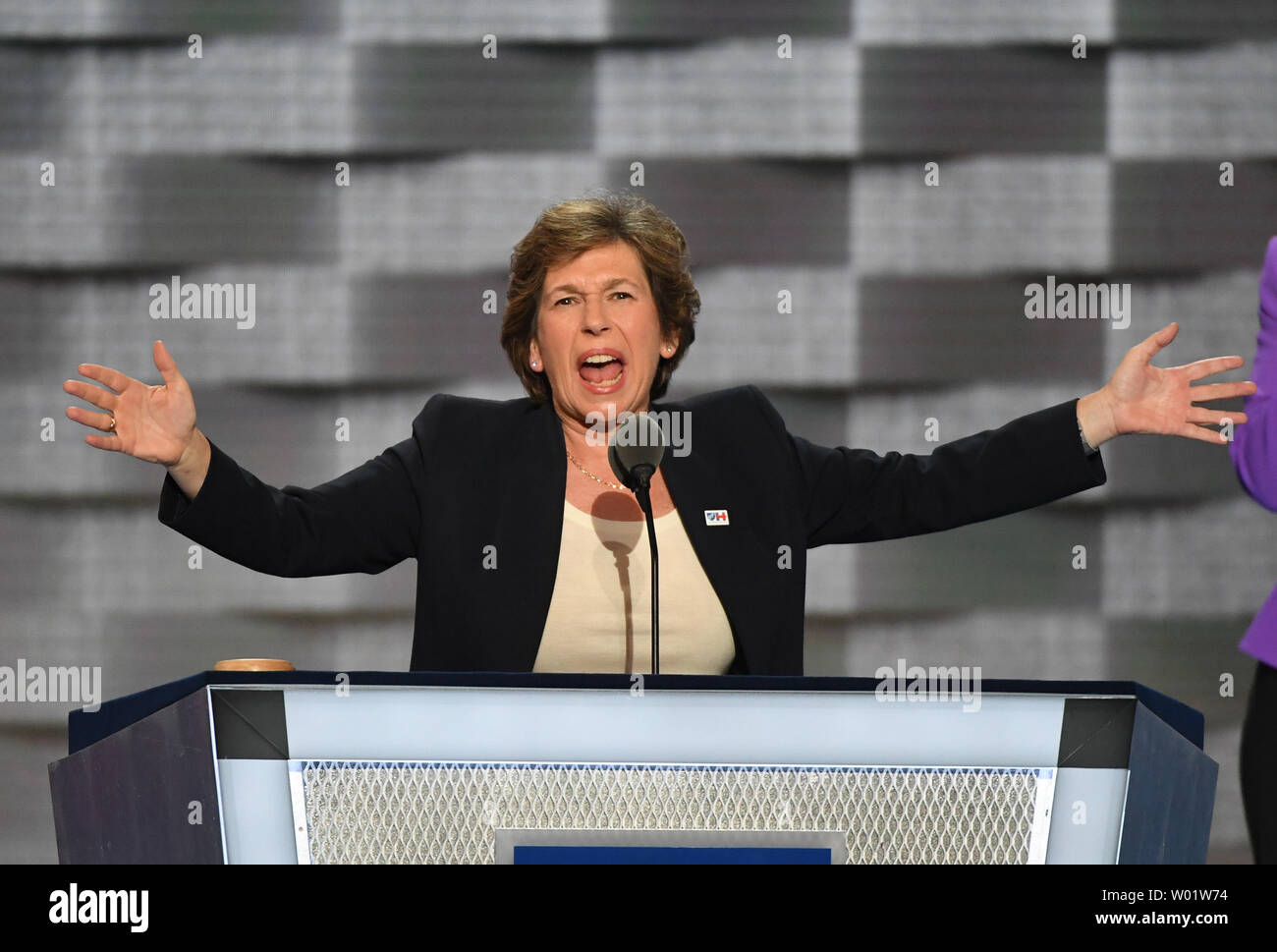 Randi Weingarten, président de la Fédération américaine des enseignants, sur le premier jour de la Convention Nationale Démocratique à la Wells Fargo Center de Philadelphie, Pennsylvanie, le lundi, 25 juillet 2016. La convention de quatre jours commence le lundi, 25 juillet, et il est prévu de nommer Hillary Clinton à la présidence des États-Unis. Photo de Pat Benic/UPI Banque D'Images