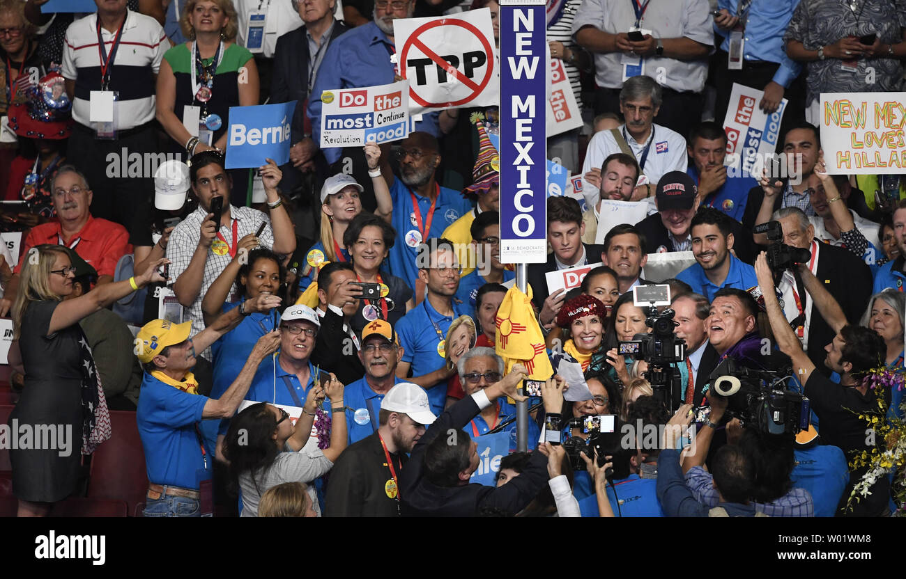 Nouveau Mexique délégués applaudir comme ils tiennent le comité des mises en candidature et de vote par appel nominal, à la Convention nationale démocrate de 2016 à la Wells Fargo Center de Philadelphie, Pennsylvanie le 26 juillet 2016. Les délégués vont confirmer la nomination de Hillary Clinton et Tim Kaine comme le ticket démocrate pour l'élection de novembre. Photo de Mike Theiler/UPI Banque D'Images