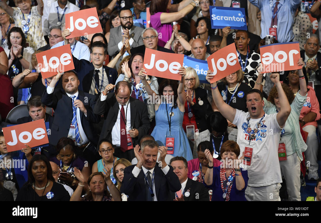 Encourager les délégués à comprendre les remarques du vice-président Joe Biden à la Convention nationale démocrate de 2016 à la Wells Fargo Center de Philadelphie, Pennsylvanie le 27 juillet 2016. Les délégués ont confirmé la nomination de Hillary Clinton et Tim Kaine comme le ticket démocrate pour l'élection de novembre. Photo de Mike Theiler/UPI Banque D'Images