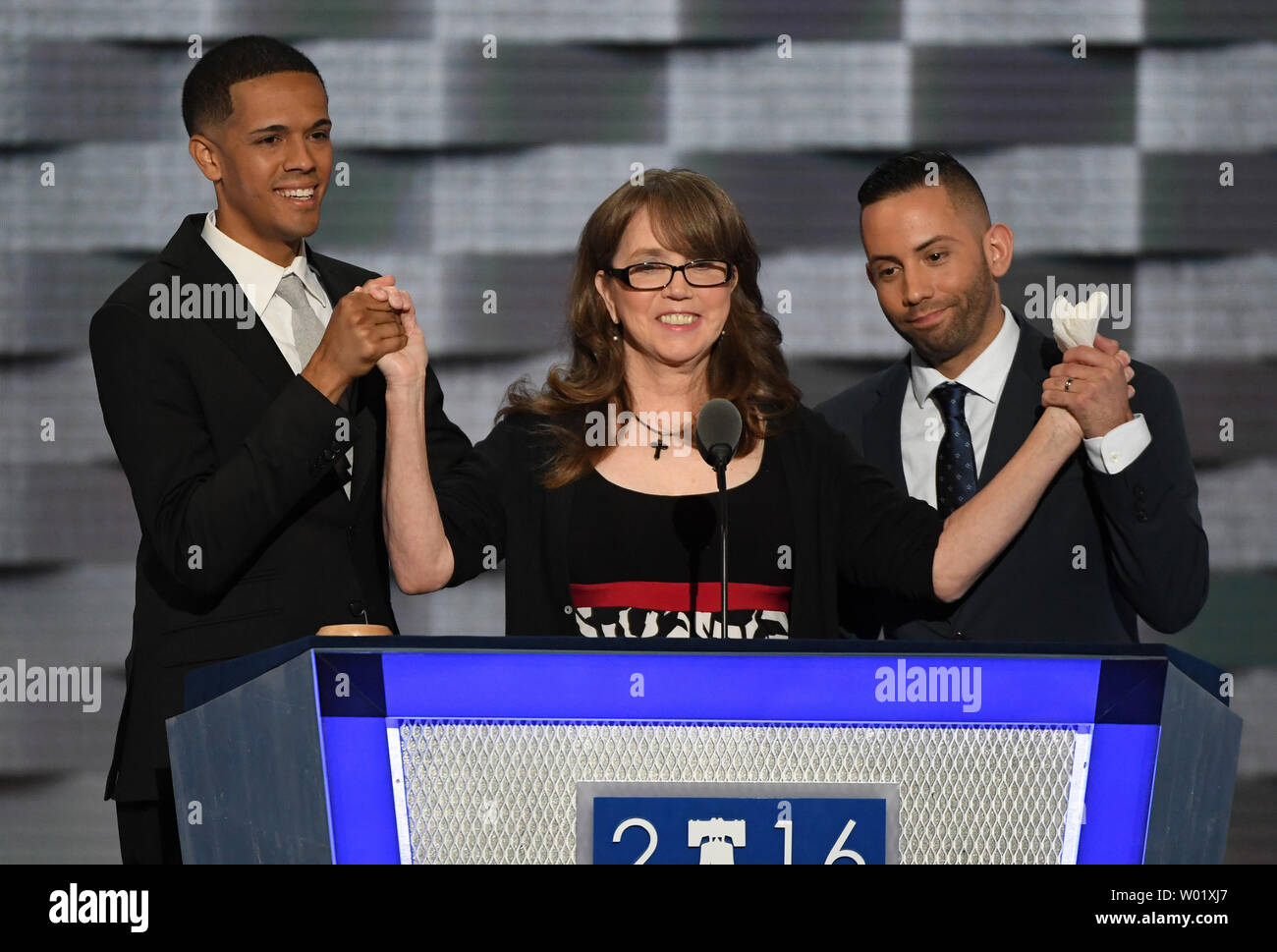 Christine Leinonen, mère de Christopher 'Drew' Leinonen qui a été tué dans l'attaque d'impulsions, est rejoint par Brandon Wolf et Jose Arraigada en tant qu'elle répond aux délégués lors de la troisième journée de la Convention Nationale Démocratique à la Wells Fargo Center de Philadelphie, Pennsylvanie le 27 juillet 2016. Hillary Clinton demande la nomination du Parti démocratique pour le président. Photo de Pat Benic/UPI Banque D'Images