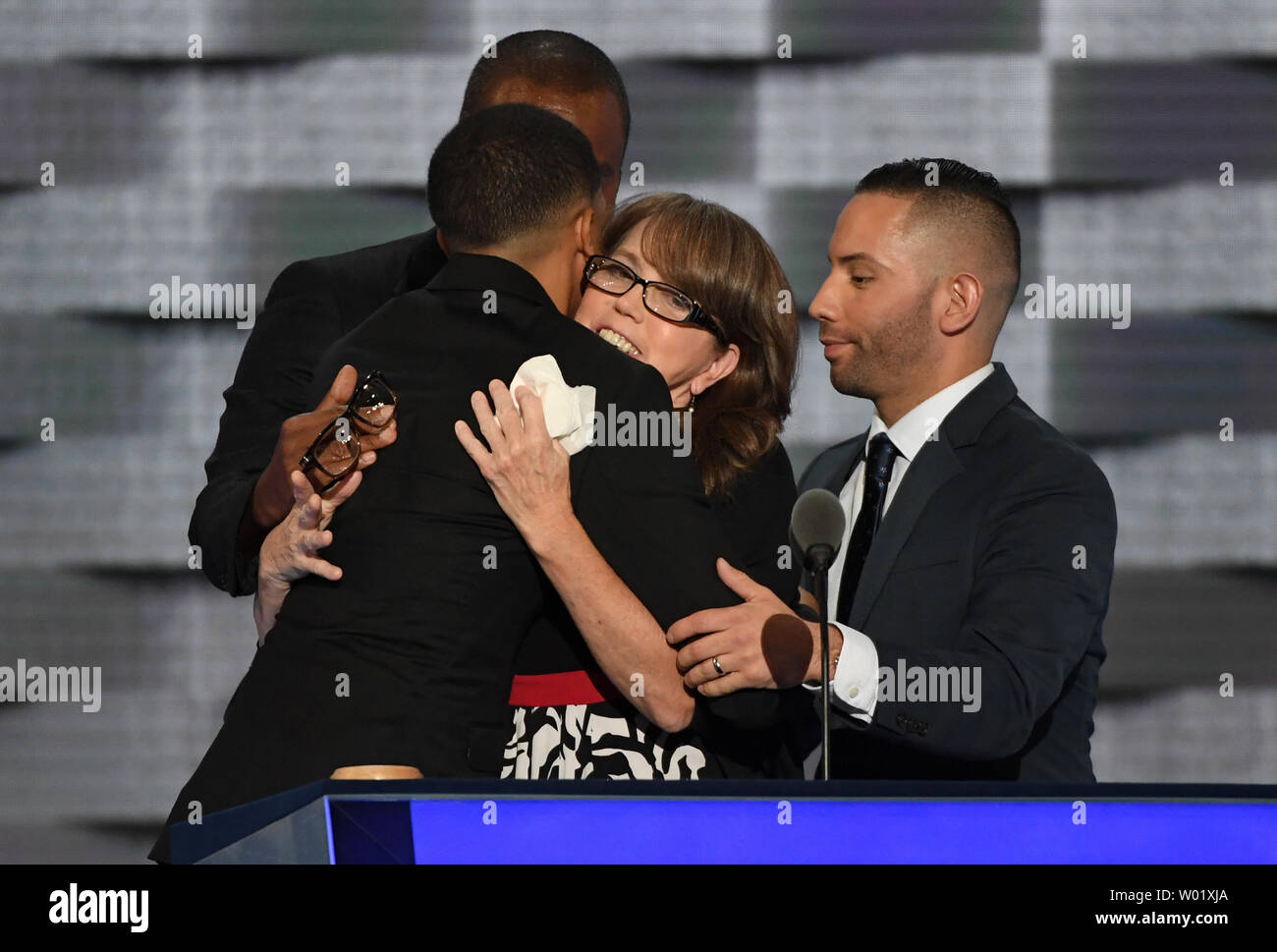 Christine Leinonen, mère de Christopher 'Drew' Leinonen qui a été tué dans l'attaque d'impulsions, est rejoint par Brandon Wolf et Jose Arraigada en tant qu'elle répond aux délégués lors de la troisième journée de la Convention Nationale Démocratique à la Wells Fargo Center de Philadelphie, Pennsylvanie le 27 juillet 2016. Hillary Clinton demande la nomination du Parti démocratique pour le président. Photo de Pat Benic/UPI Banque D'Images