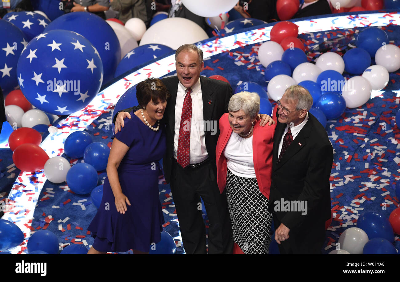 Candidat à la vice-présidence démocrate Tim Kaine (2nd,L) et son épouse Anne Holton inscrivez-vous dans l'allégresse avec les clients non identifiés à l'issue de la Convention Nationale Démocratique à la Wells Fargo Center de Philadelphie, Pennsylvanie le 28 juillet 2016. Hillary Clinton démocrate républicain fera face à l'atout de Donald dans l'élection nationale. Photo de Mike Theiler/UPI Banque D'Images