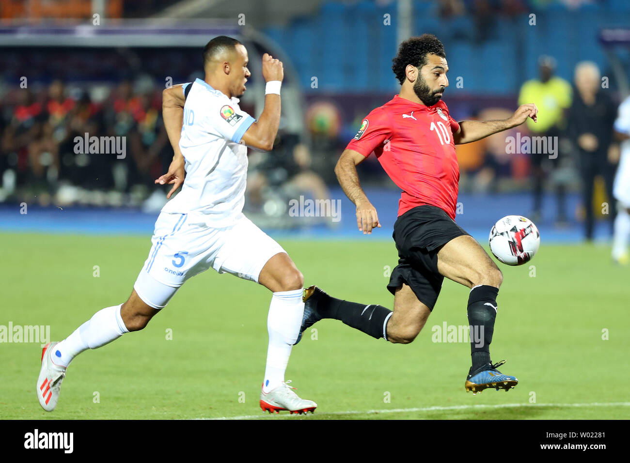 Le Caire, Égypte. 26 Juin, 2019. Mohamed Salah Mahrous Ghaly (R) de l'Egypte brise pendant la coupe d'Afrique des Nations 2019 Un groupe de correspondance entre l'Egypte et la République démocratique du Congo au Caire, Égypte, le 26 juin 2019. Huiwo Crédit : Wu/Xinhua/Alamy Live News Banque D'Images