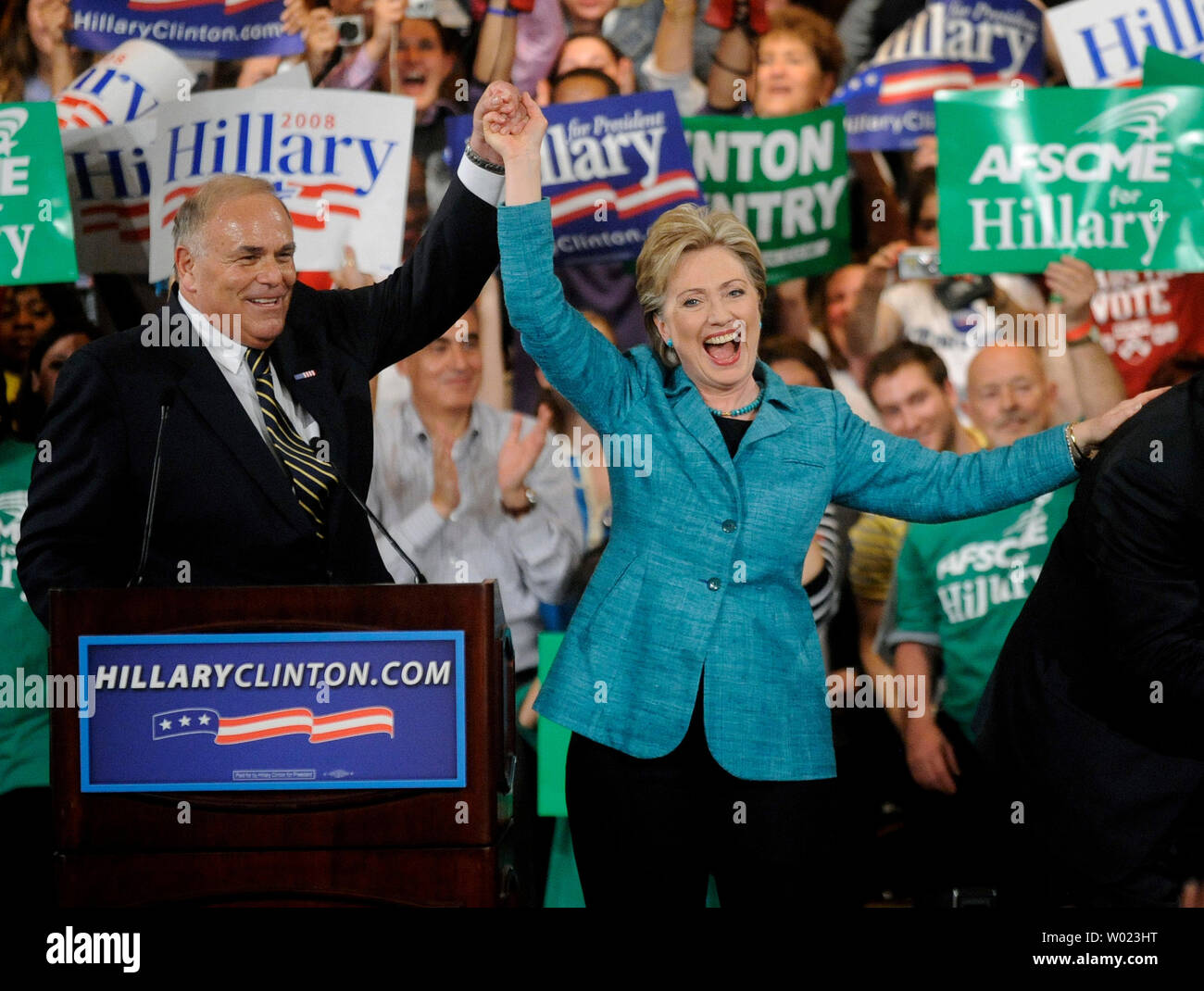 Le candidat démocrate à la Sénatrice Hillary Clinton (D-NY) détient la main de New York Gouverneur Ed Rendell après avoir gagné la Pennsylvanie primaires présidentielles pendant un rassemblement à Philadelphie le 22 avril 2008. (UPI Photo/Kevin Dietsch) Banque D'Images