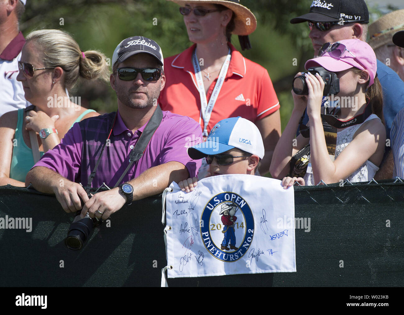 Fans watch durant une ronde de pratique avant le début de la 114e au U.S. Open Pinehurst No 2 à Pinehurst, Caroline du Nord le 11 juin 2014. UPI/Kevin Dietsch Banque D'Images