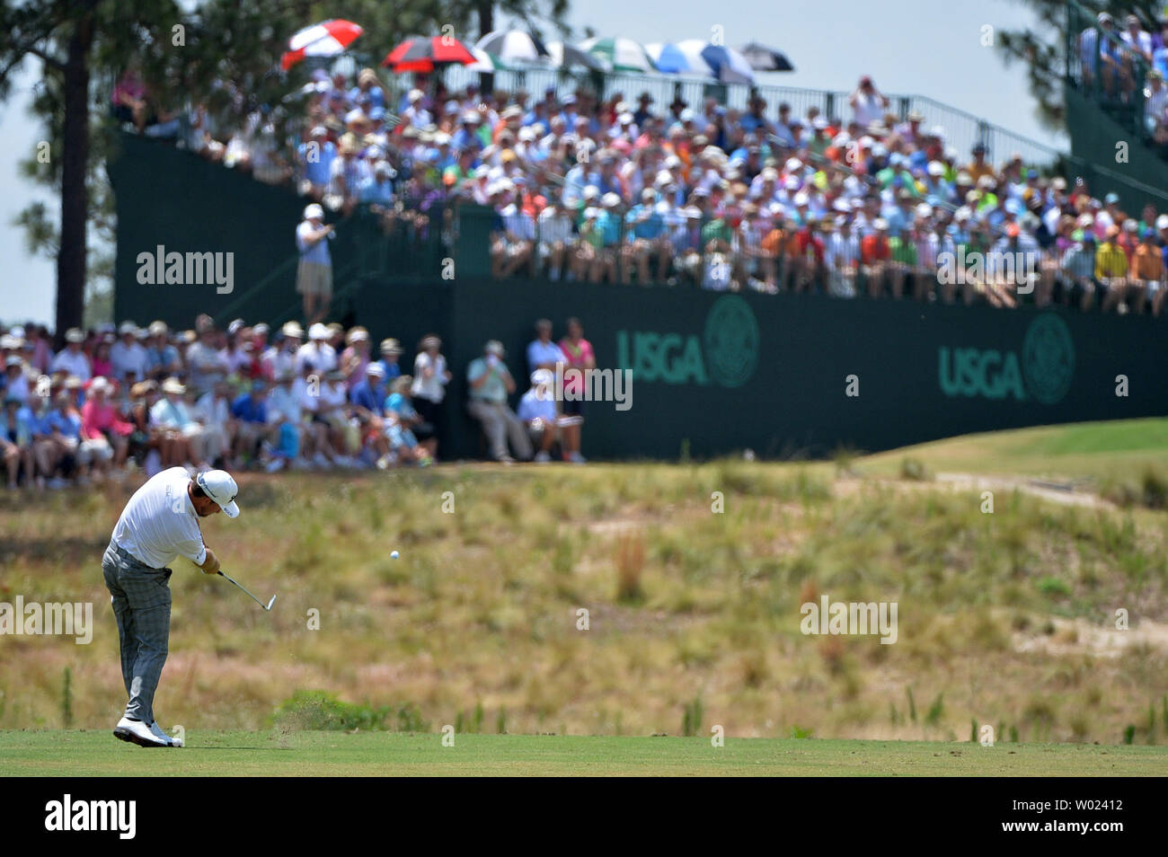 Graeme McDowell hits sur le 13e trou lors de la ronde 2 de la 114e au U.S. Open Pinehurst No 2 à Pinehurst, Caroline du Nord le 13 juin 2014. UPI/Kevin Dietsch Banque D'Images