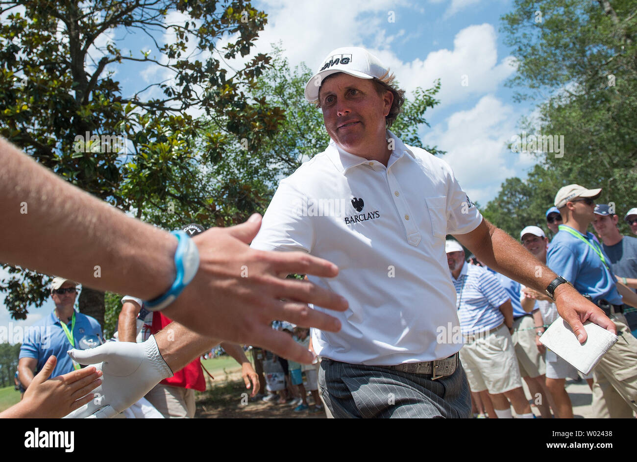 Phil Mickelson accueille des spectateurs lors de la ronde 3 de la 114e au U.S. Open Pinehurst No 2 à Pinehurst, Caroline du Nord le 14 juin 2014. UPI/Kevin Dietsch Banque D'Images