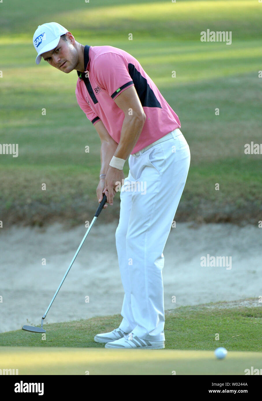 Martin Kaymer putts sur le 16ème green lors de la ronde 3 de la 114e au U.S. Open Pinehurst No 2 à Pinehurst, Caroline du Nord le 14 juin 2014. UPI/Kevin Dietsch Banque D'Images